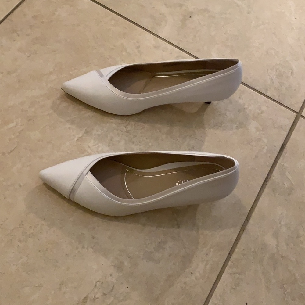 Vionic kitten heel Sylvie pump in white NWT - Picture 9 of 14